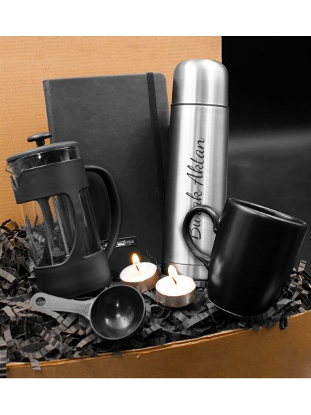 Kişiye Özel Deri Kılıflı 500 ML Çelik Termos & Ölçekli French Press & Kişiye Özel Plakalı Defter & Siyah Kupa & İkili Mum