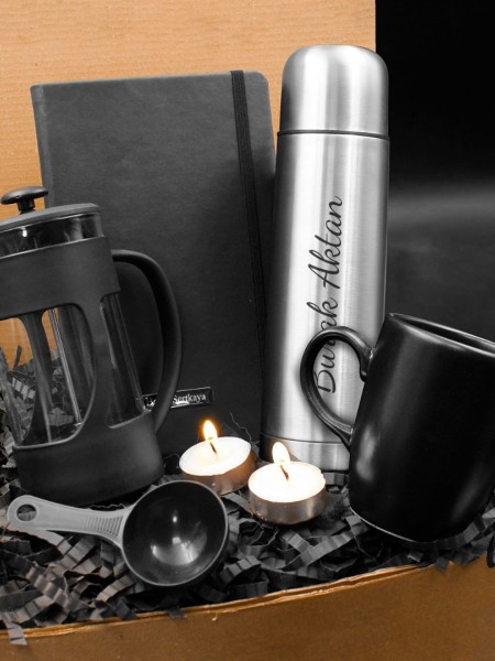 Kişiye Özel Deri Kılıflı 500 ML Çelik Termos & Ölçekli French Press & Kişiye Özel Plakalı Defter & Siyah Kupa & İkili Mum